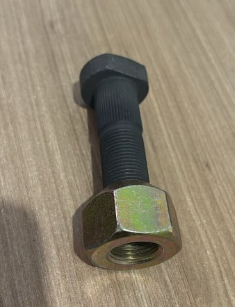 PARAFUSO COM PORCA RODA TRASEIRA - CASE 580H ANTIGA (COM PORCA)
